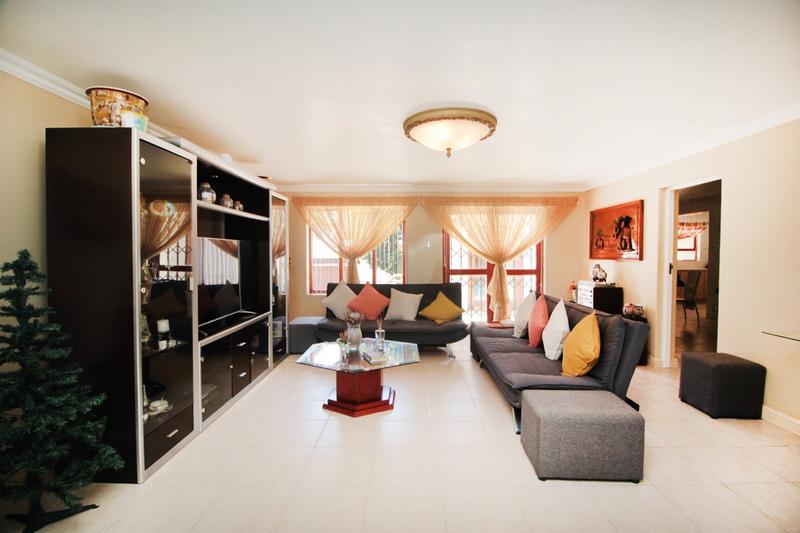 5 Bedroom Property for Sale in Fraaiuitsig Western Cape